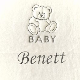 Névvel hímzett wellsoft babatakaró-Baby Maci-fehér