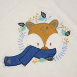 Neves kapucnis törölköző-Róka-sötétkék sállal